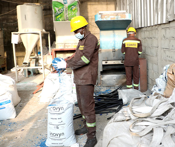 RECYCLAGE DÉCHETS PLASTIQUES